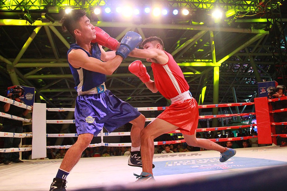 Người Sài Gòn mãn nhãn với sàn đấu boxing tổ chức ngoài trời