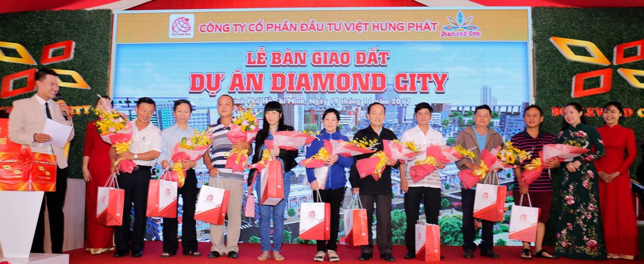 Việt Hưng Phát bàn giao đất cho khách hàng tại dự án Diamond City