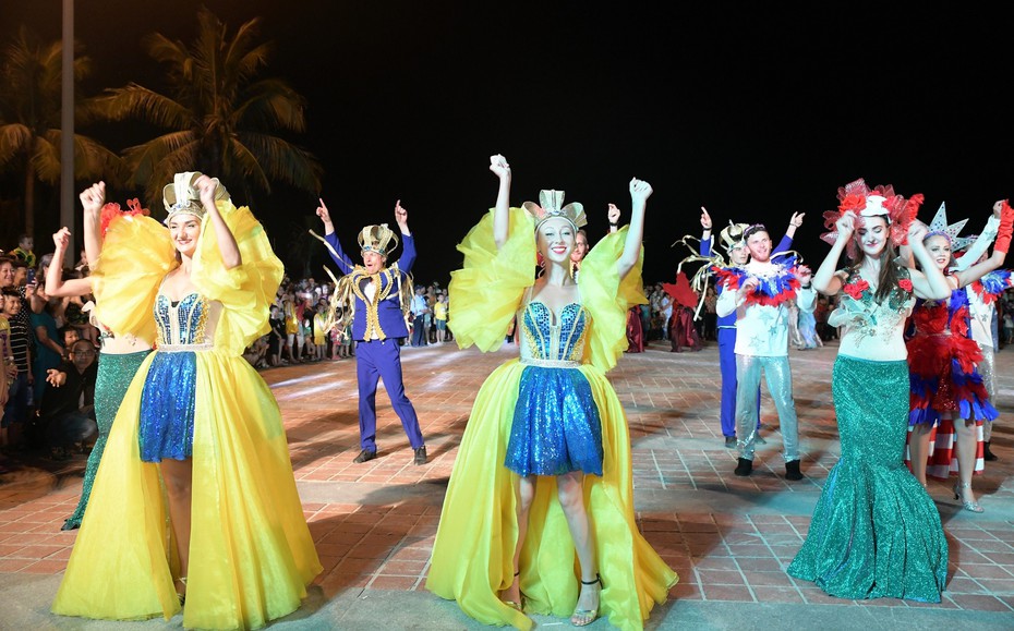 Carnaval đường phố DIFF 2018 - trải nghiệm đêm Đà Nẵng cuồng say