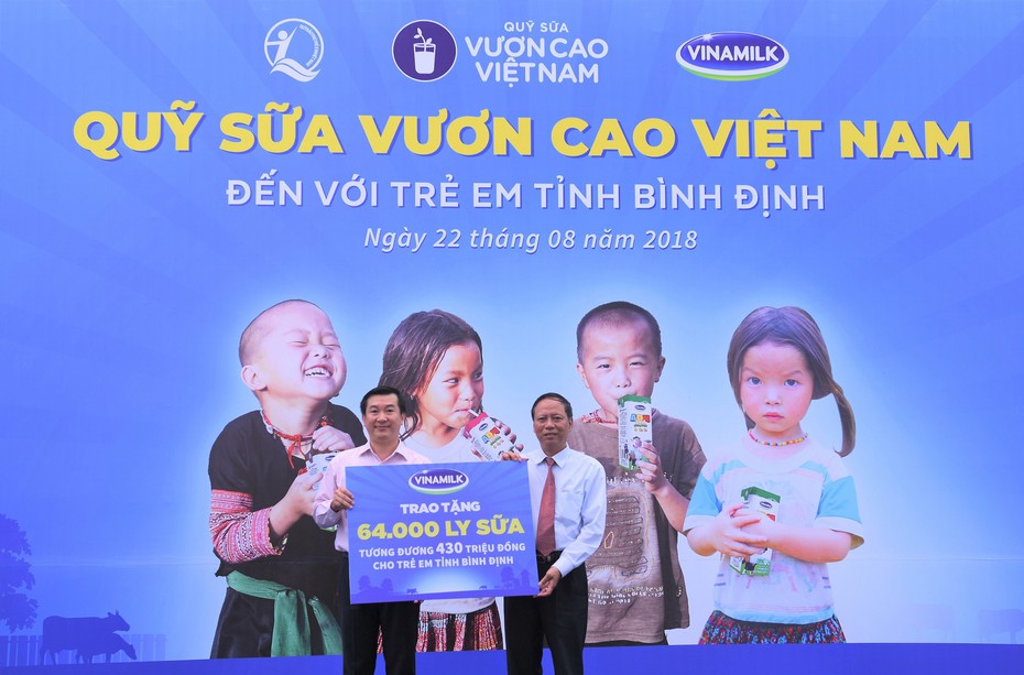 Quỹ sữa Vươn cao Việt Nam và Vinamilk trao 64.000 ly sữa cho trẻ em tỉnh Bình Định