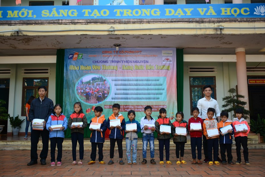 "Xuân yêu thương nâng bước đến trường" đến với buôn làng tỉnh Đắk Lắk