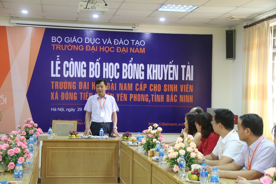 ĐH Đại Nam cấp 500 triệu đồng học bổng Khuyến tài cho SV xã Đông Tiến – Yên phong - Bắc Ninh