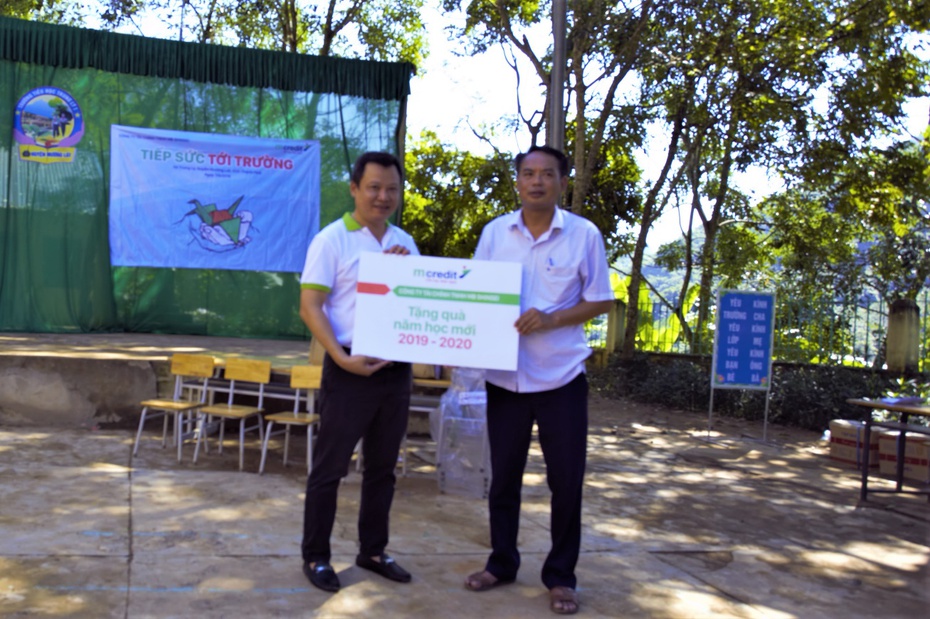 Mcredit tiếp sức đến trường cho trẻ em vùng lũ