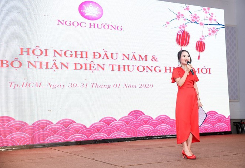 Doanh nhân Hoàng Thị Ngọc công bố diện mạo mới của hệ thống TMV Ngọc Hường trong hội nghị đầu năm 2020