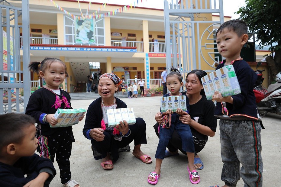 Vinamilk trao 108.500 ly sữa cho trẻ em có hoàn cảnh khó khăn Yên Bái