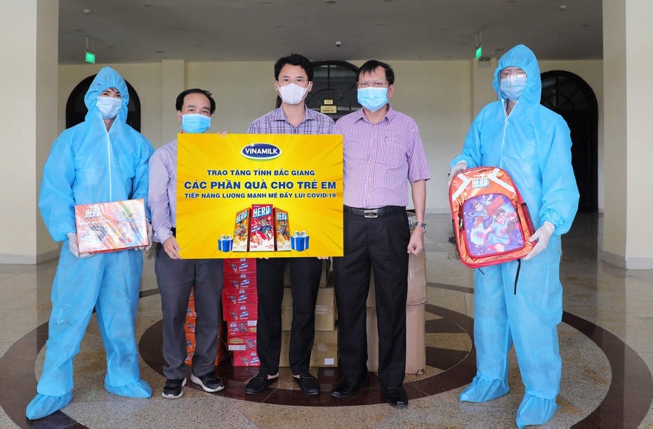 Vinamilk Hero tặng 3.000 phần sữa và quà 1/6 cho các “anh hùng nhí” tại nhiều khu cách ly