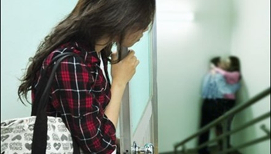 'Sôi máu' vì chồng và cô hàng xóm suốt ngày đong đưa, tán tỉnh nhau