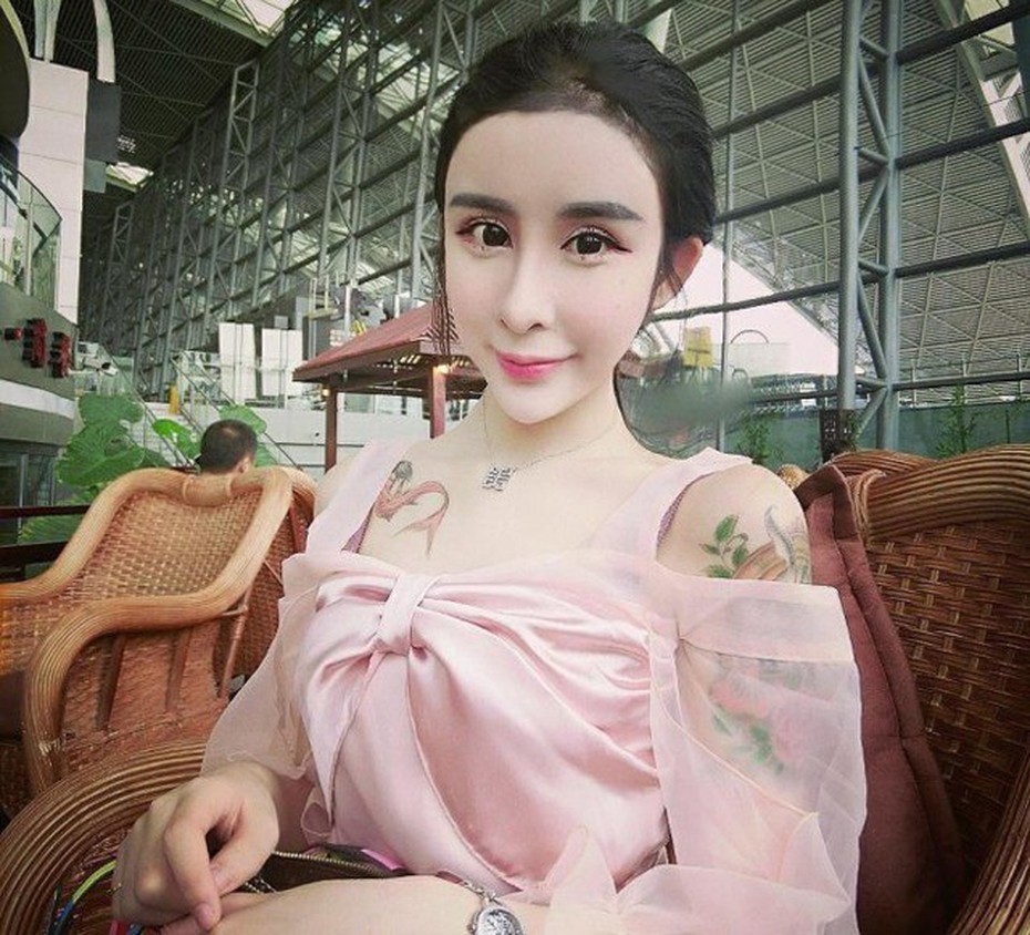 Thiếu nữ ‘Bạch xà’ quyết phẫu thuật thẩm mỹ níu kéo người yêu