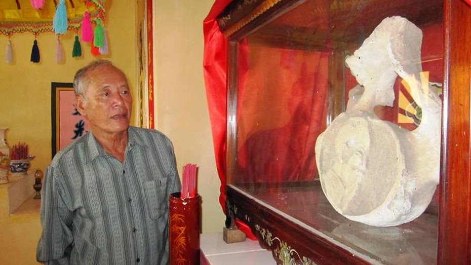 Chiêm ngưỡng bộ xương cá voi khủng khắc hình Bác tại Quảng Bình