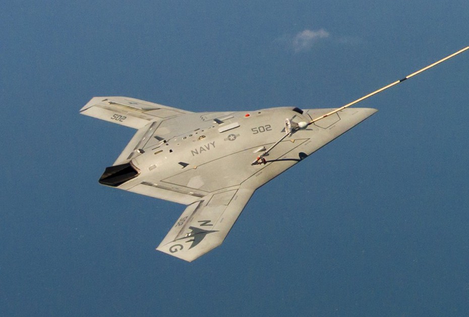 Video: X-47B tiếp dầu trên không từ phi cơ Omega K-707