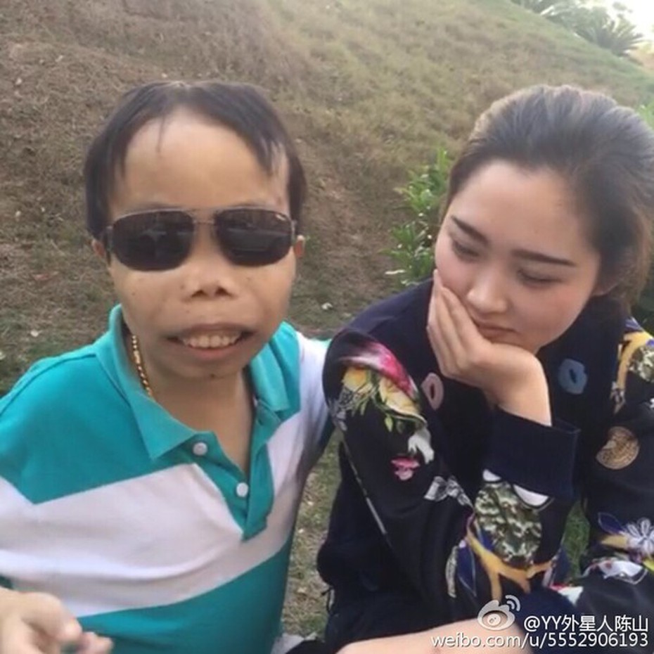 ‘Đại gia xấu trai’ lại gây bão với ‘Vũ điệu cồng chiêng'