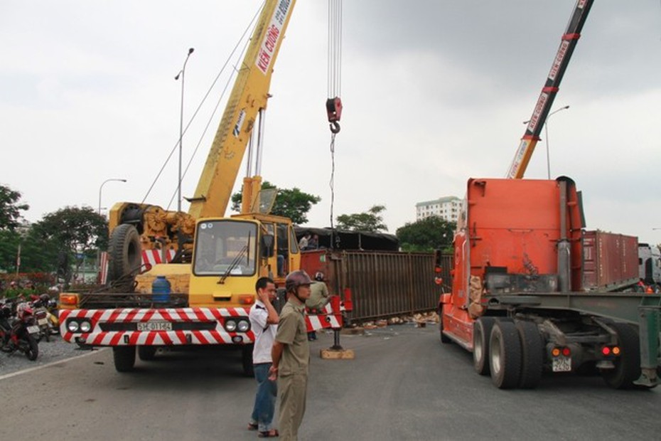 Container lật, hàng trăm thùng sữa văng tung tóe