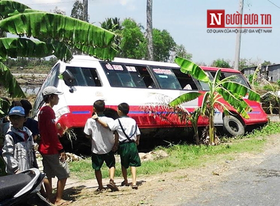 Xe buýt nổ lốp lật nghiêng, nhiều hành khách nhập viện
