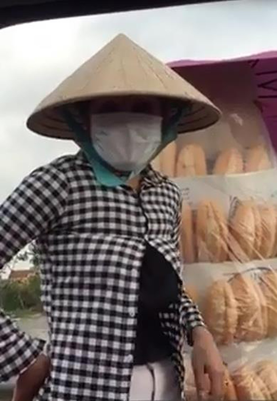 Clip: Cười nghiêng ngả màn trả giá bánh mì ‘bá đạo’ nhất Việt Nam
