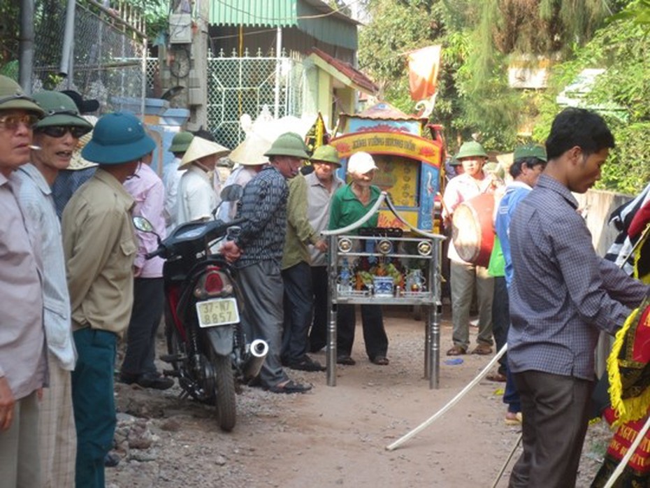 Đi câu mực đêm, một ngư dân rơi xuống biển tử vong