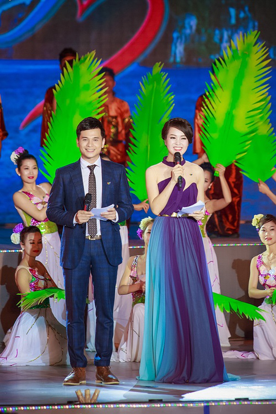 ‘Gái một con’ Thụy Vân đẹp duyên dáng làm MC tại Carnaval Hạ Long