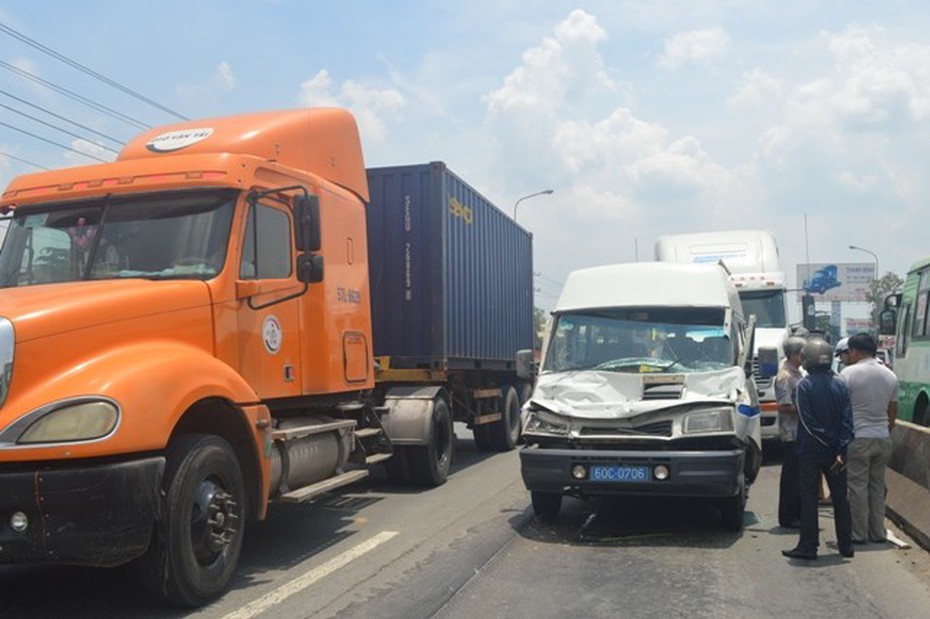 Bị container tông, xe biển xanh đâm thẳng vào đuôi xe tải