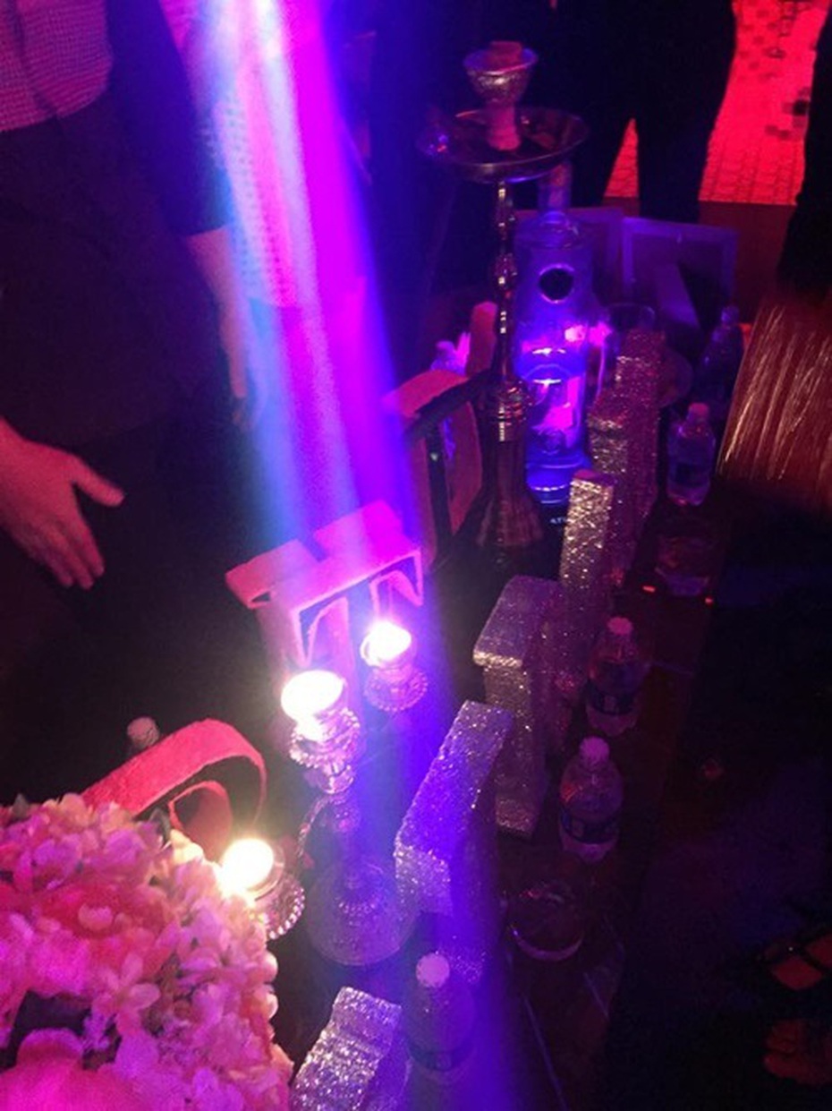 Hương Tràm ‘quậy tung’ quán bar mừng sinh nhật tuổi 20