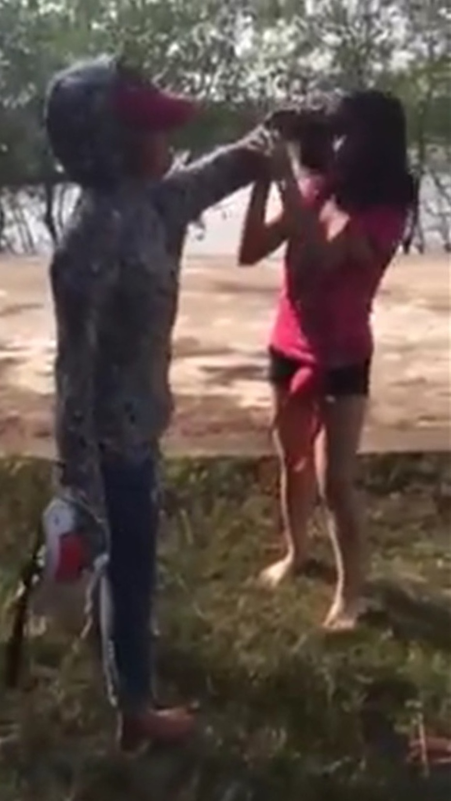 Clip nữ sinh xé áo, dùng mũ bảo hiểm đánh bạn gây phẫn nộ