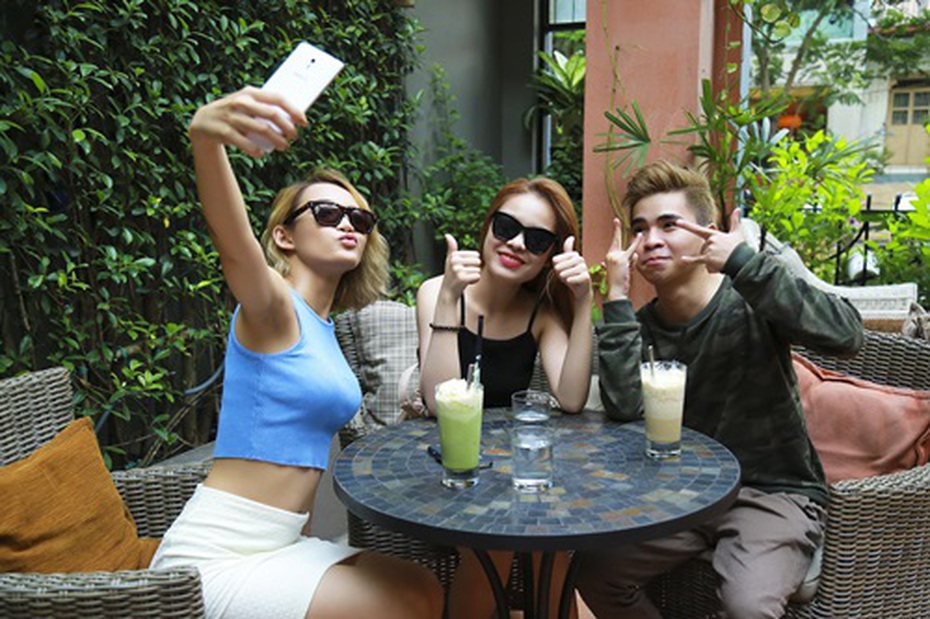 Giang Hồng Ngọc gợi cảm đi hẹn hò 2 trợ thủ trong The Remix