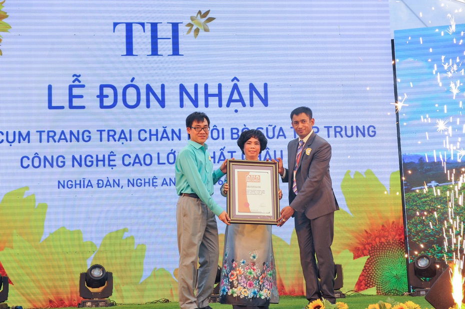 Tập đoàn TH True Milk vinh dự đón nhận danh hiệu Kỷ lục châu Á