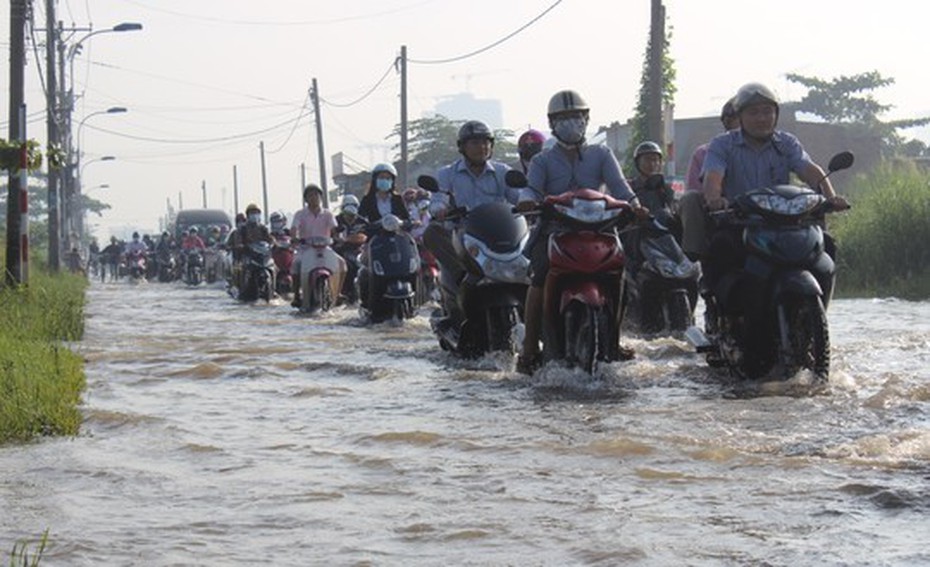 Mưa lụt, người Sài Gòn bì bõm lội nước đen ngòm