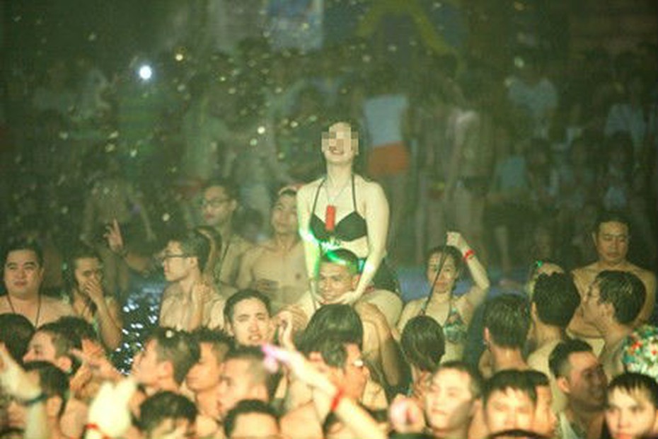 Đêm đại tiệc bikini Hà Nội gây tranh cãi gay gắt