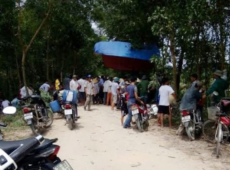 Người cha chết lặng bên thi thể con trai bị xe tải cán chết
