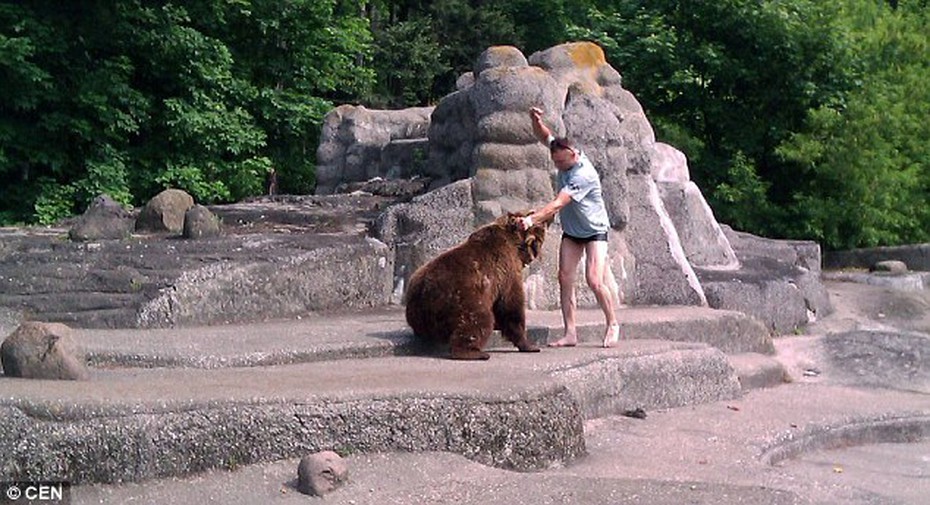 Thót tim người đàn ông dùng tay không ‘giao chiến’ với gấu