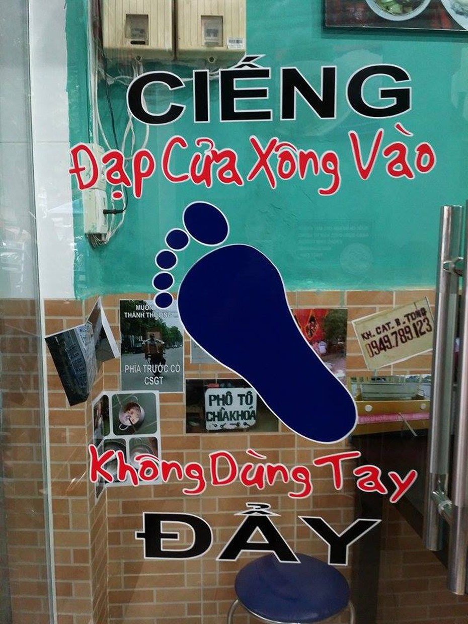 Lệ Rơi gây xôn xao với quán bún chả ‘Ba thằng khùng’