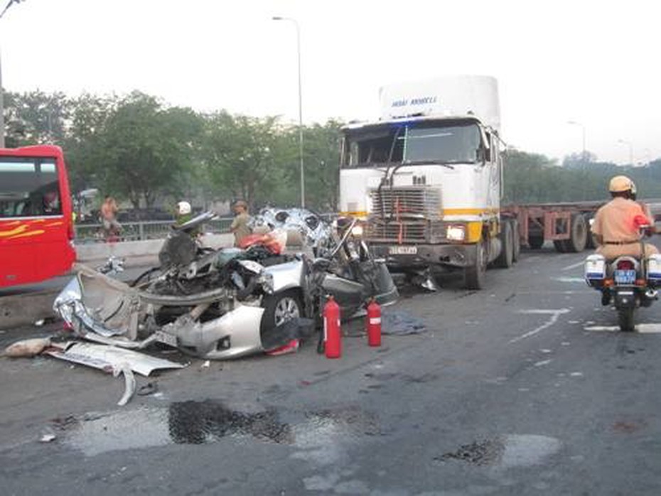 TP.HCM: Tai nạn thảm khốc trên Quốc lộ 1 A, 5 người chết