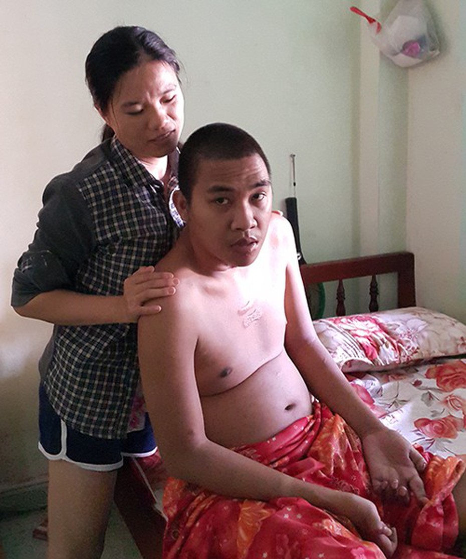 Chuyện tình cổ tích cô gái trẻ đòi cưới người đàn ông bại liệt