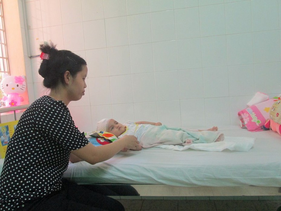 Bé gái bị té teo não ở nhà trẻ chui: Người giữ trẻ nói chỉ té nhẹ