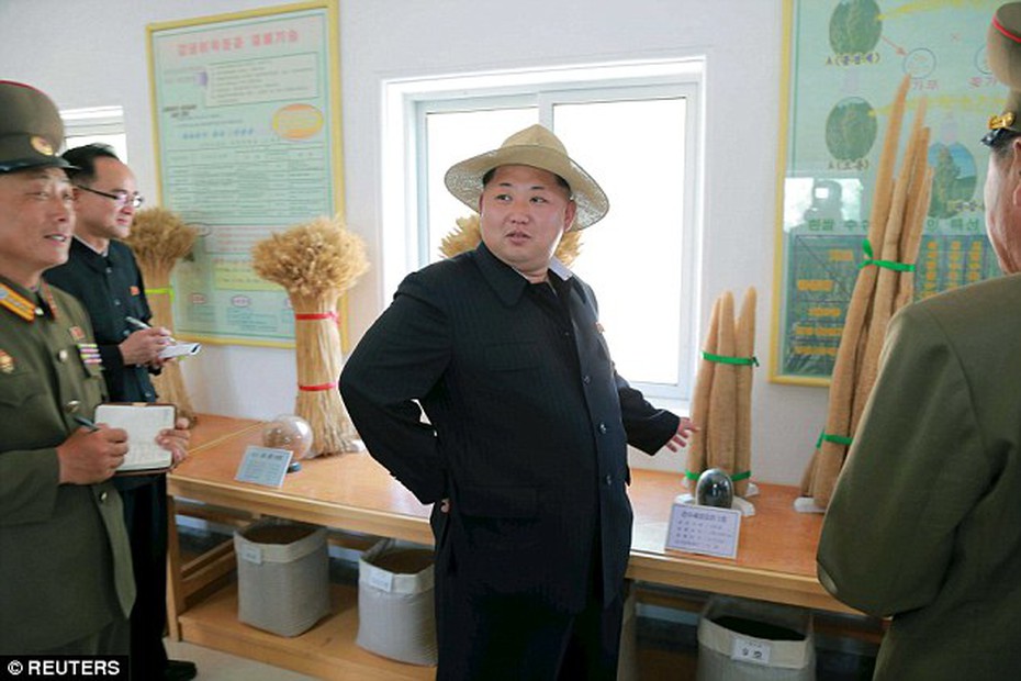 Nhà lãnh đạo Kim Jong-un đội mũ thời trang đi thăm lúa