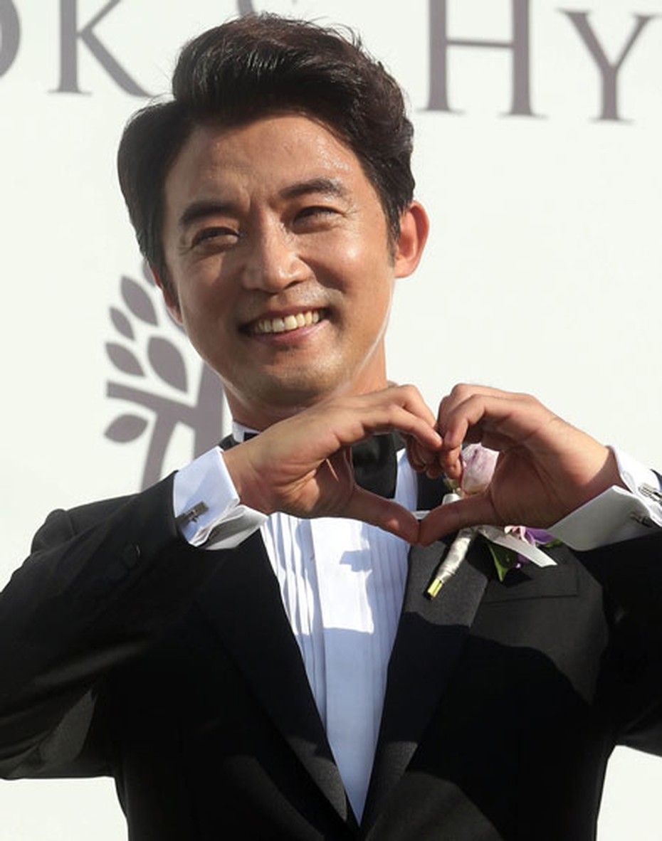 Tài tử Ahn Jae Wook cười tươi rạng ngời bên vợ trong ngày cưới