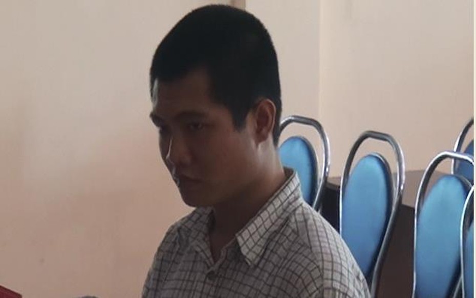 Tra tay vào còng vì giúp bạn ném chai nước ngọt vào nhà đối thủ