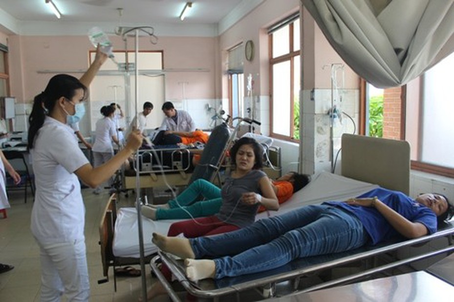 TPHCM: Hàng trăm công nhân nhập viện sau bữa ăn trưa