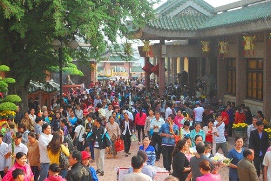Dân tình đổ xô tới xem sợi dây chuyền 162 lượng vàng của Bà Chúa