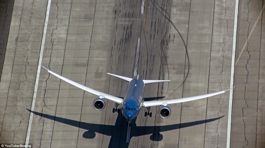 Kinh ngạc màn cất cánh thẳng đứng của máy bay Vietnam Airlines