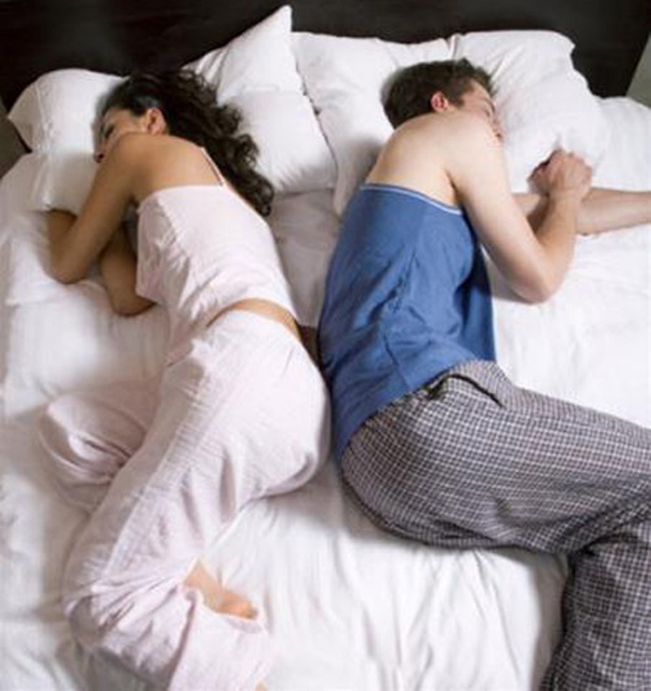 Bi kịch chồng 'bất lực' nhìn vợ cặp kè trai lạ
