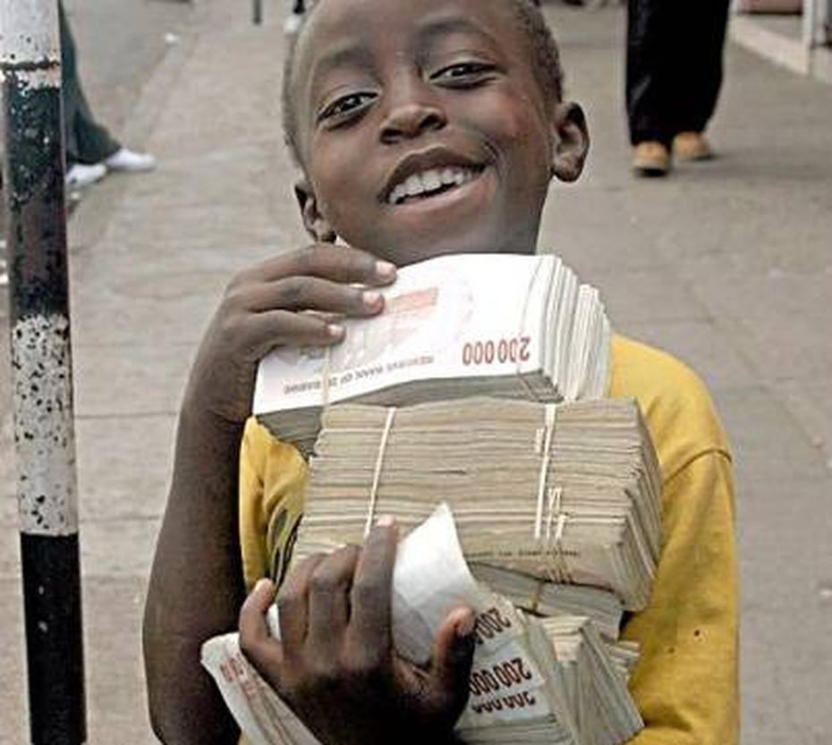 35 triệu tỷ Zimbabwe đổi được... 1 USD