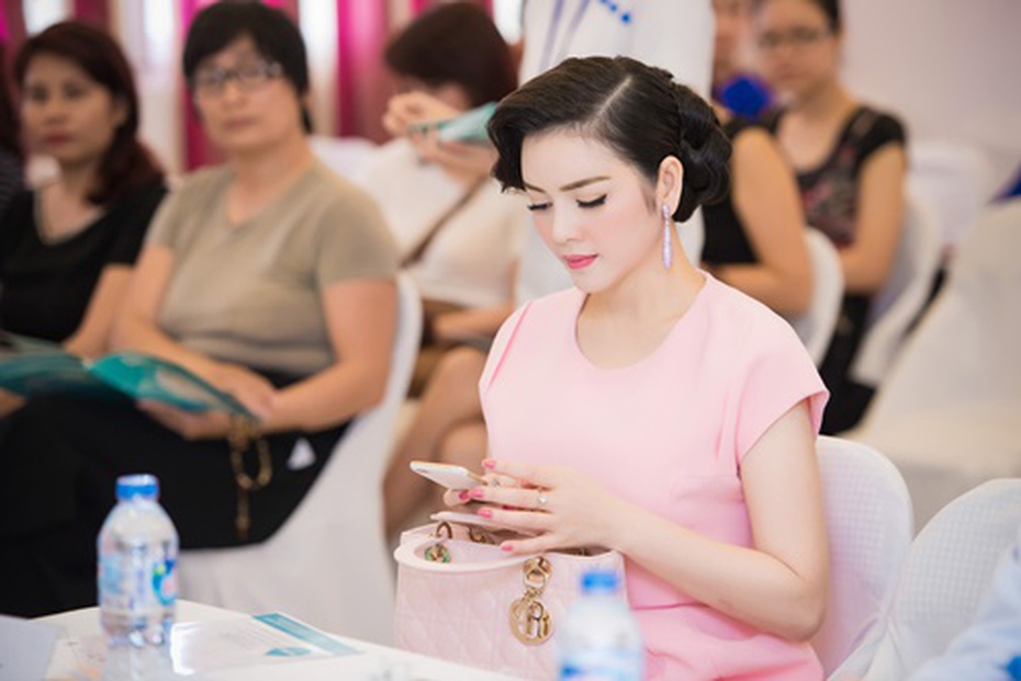 Lý Nhã Kỳ xuất hiện kiêu sa, đài các tại Hà Nội