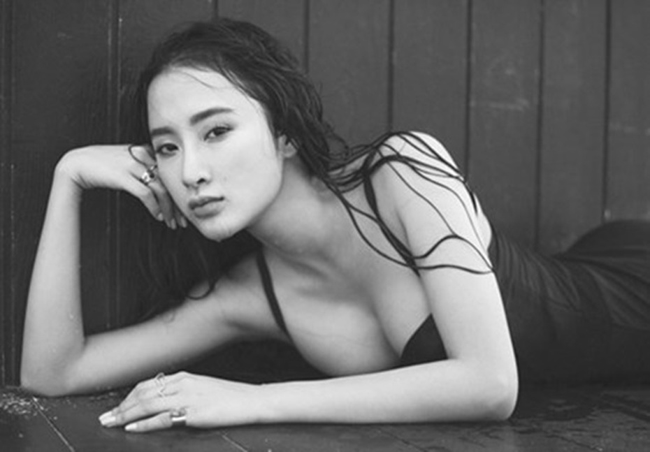 Angela Phương Trinh diện bikini gợi cảm đắm mình trong làn nước