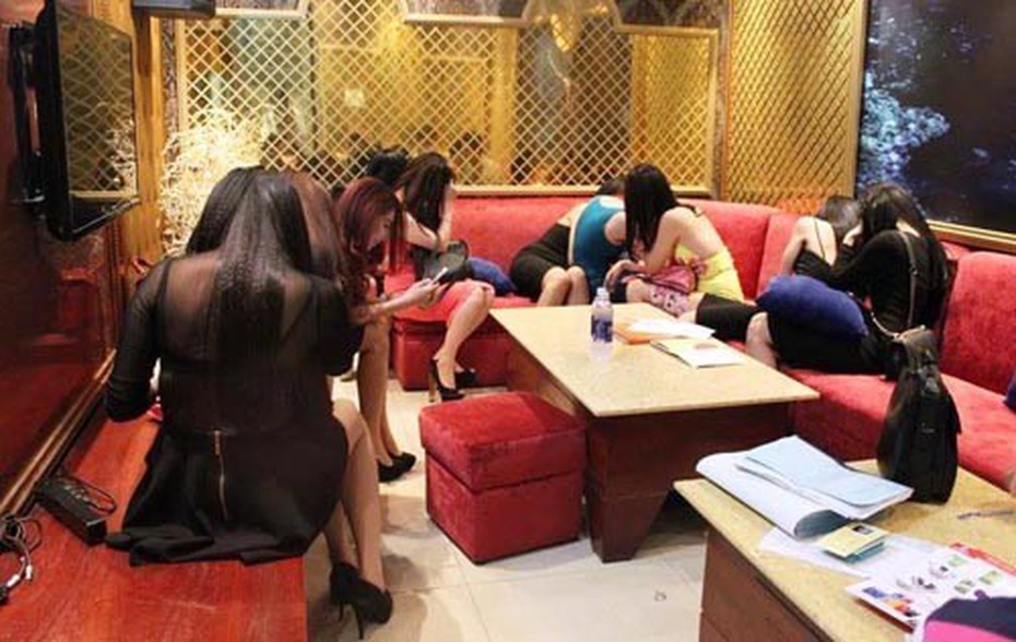 Phát hiện nhà hàng karaoke, có vũ nữ múa thoát y phục vụ khách