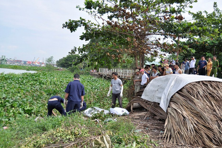 Phát hiện xác chết đàn ông đã phân hủy trên sông