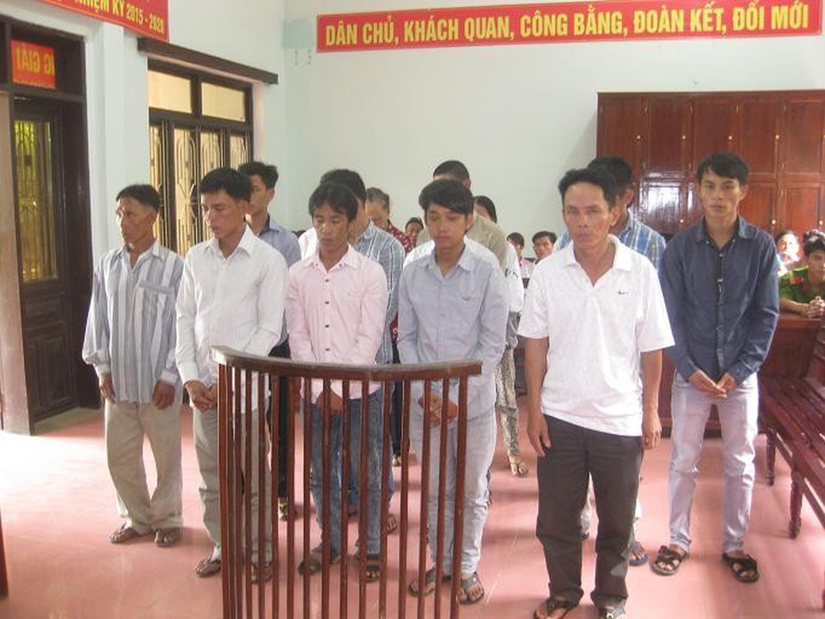 Huế: Xét xử công khai 16 bị cáo về tội bắt cóc và đánh bạc