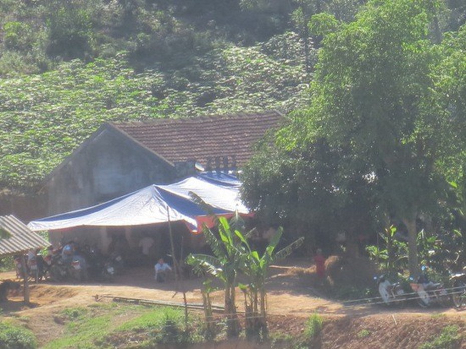 Đi uống rượu về bị vợ chửi, chồng tức giận treo cổ tự tử