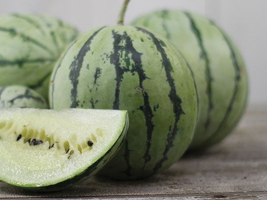 Hết thanh mai, dân Hà Nội lại 'phát sốt' vì dưa hấu ruột trắng