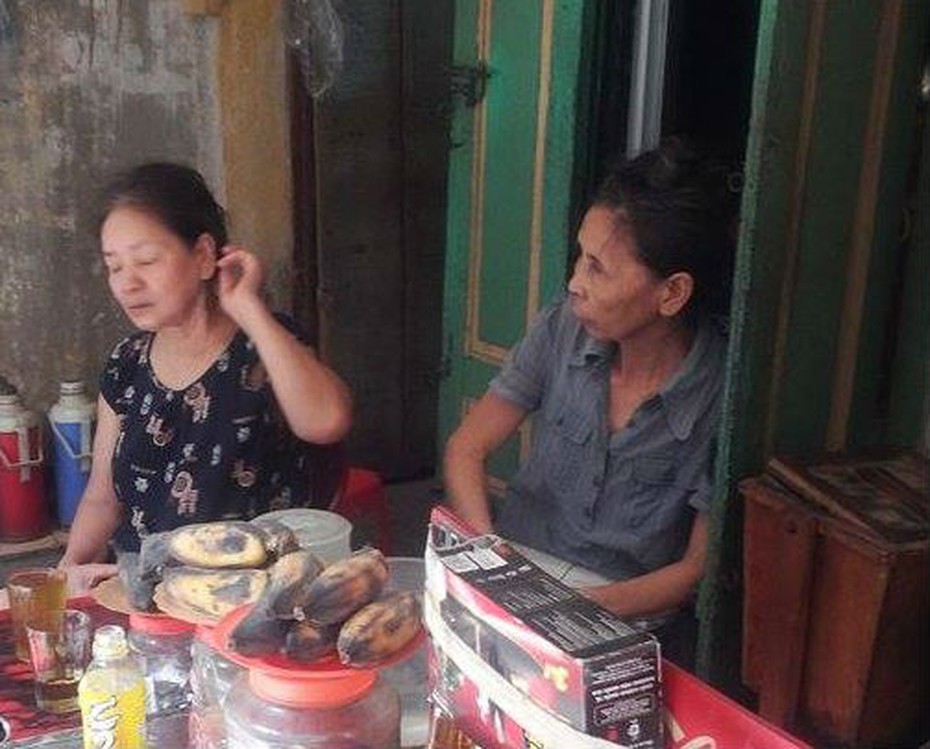 Hà Nội: Tâm sự của bà lão bị cháu ruột cầm dép tát vào mặt giữa phố