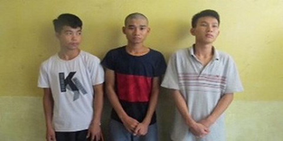 4 thanh niên cùng 'yêu thiếu nữ' 15 tuổi